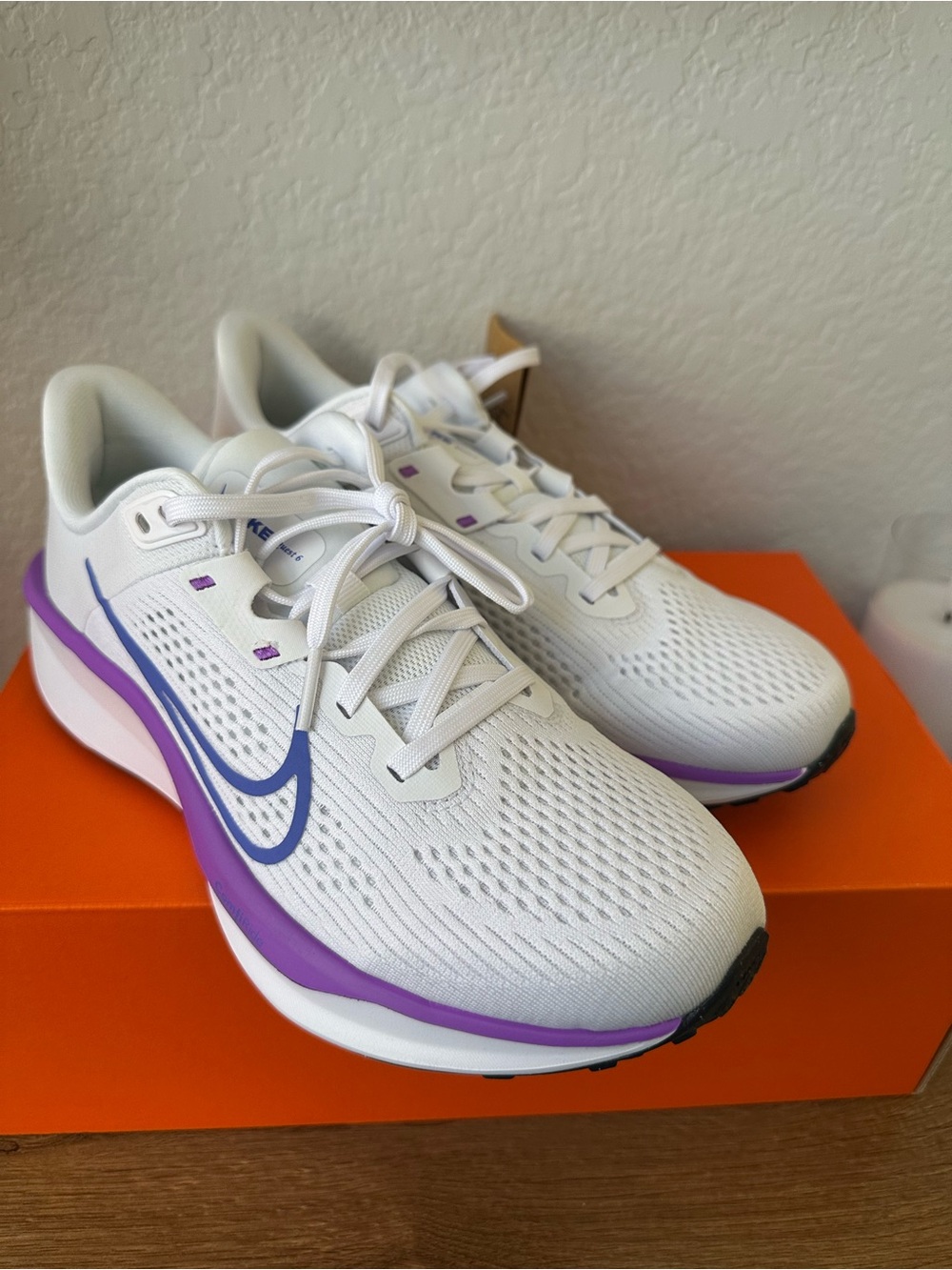 Nike Women's White & Purple Running Shoes Quest 6 Size 8 NEW